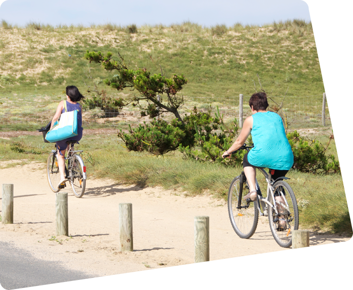 Un enfant et sa mère à vélo sur une piste cyclable près du camping à Saint-Hilaire